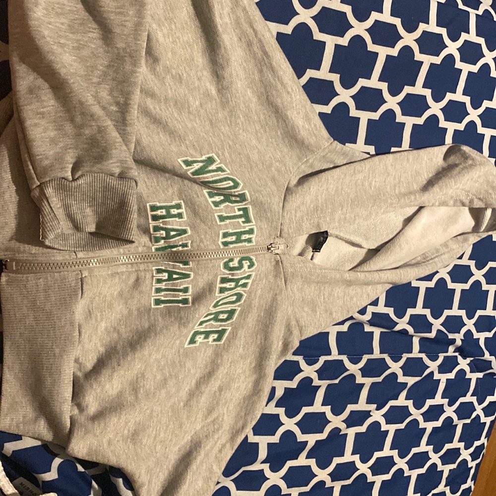 i’m selling a shein cropped zip up jacket.
